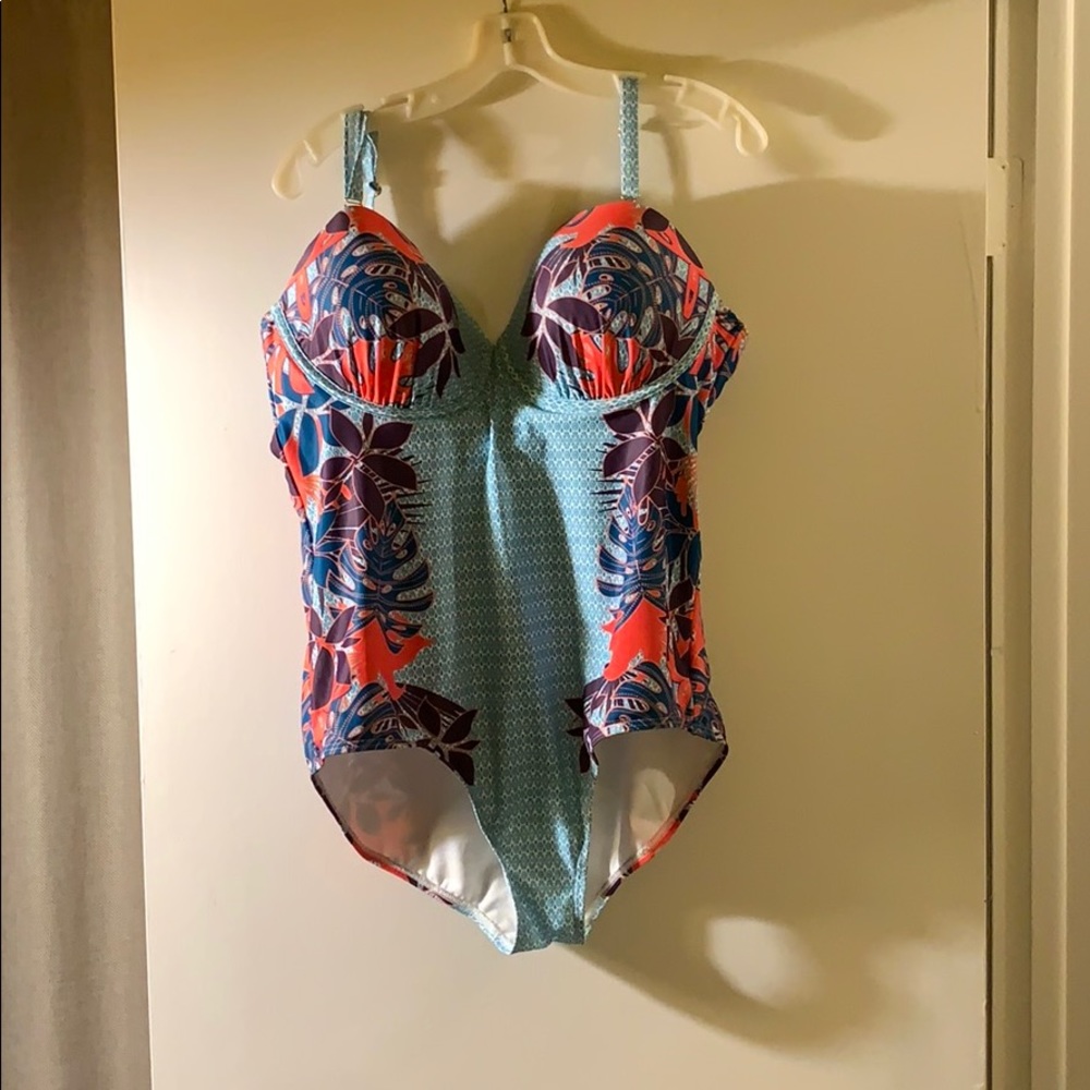Good coverage swimsuit with underwire cups